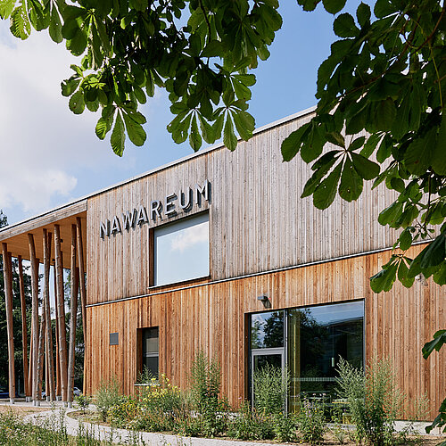 Vorderansicht des NAWAREUMs. Oben und rechts im Bild wird das Museum durch die Baumkrone eines Kastanienbaums verdeckt.